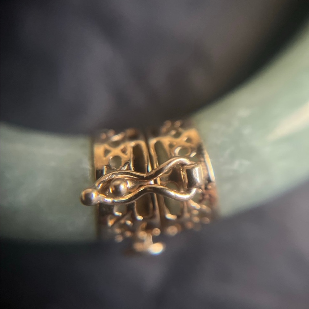 Beautiful 14k Gold & Jadeite / Jade Bangle
Bracelet made in China. - Picture 6 of 15